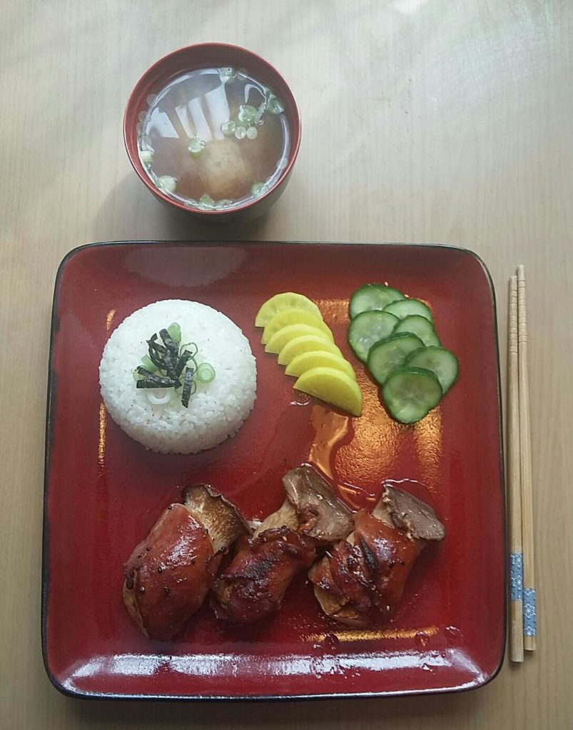 Bacon-wrapped king oyster mushrooms stuffed with akamiso, home-made tsukemono and akitakomachi rice. Nom 😆