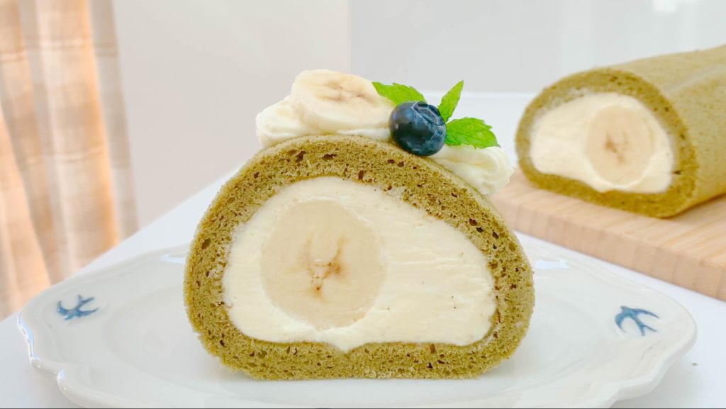 Matcha Banana Swiss Roll Cake (I'll leave the recipe in the comments)