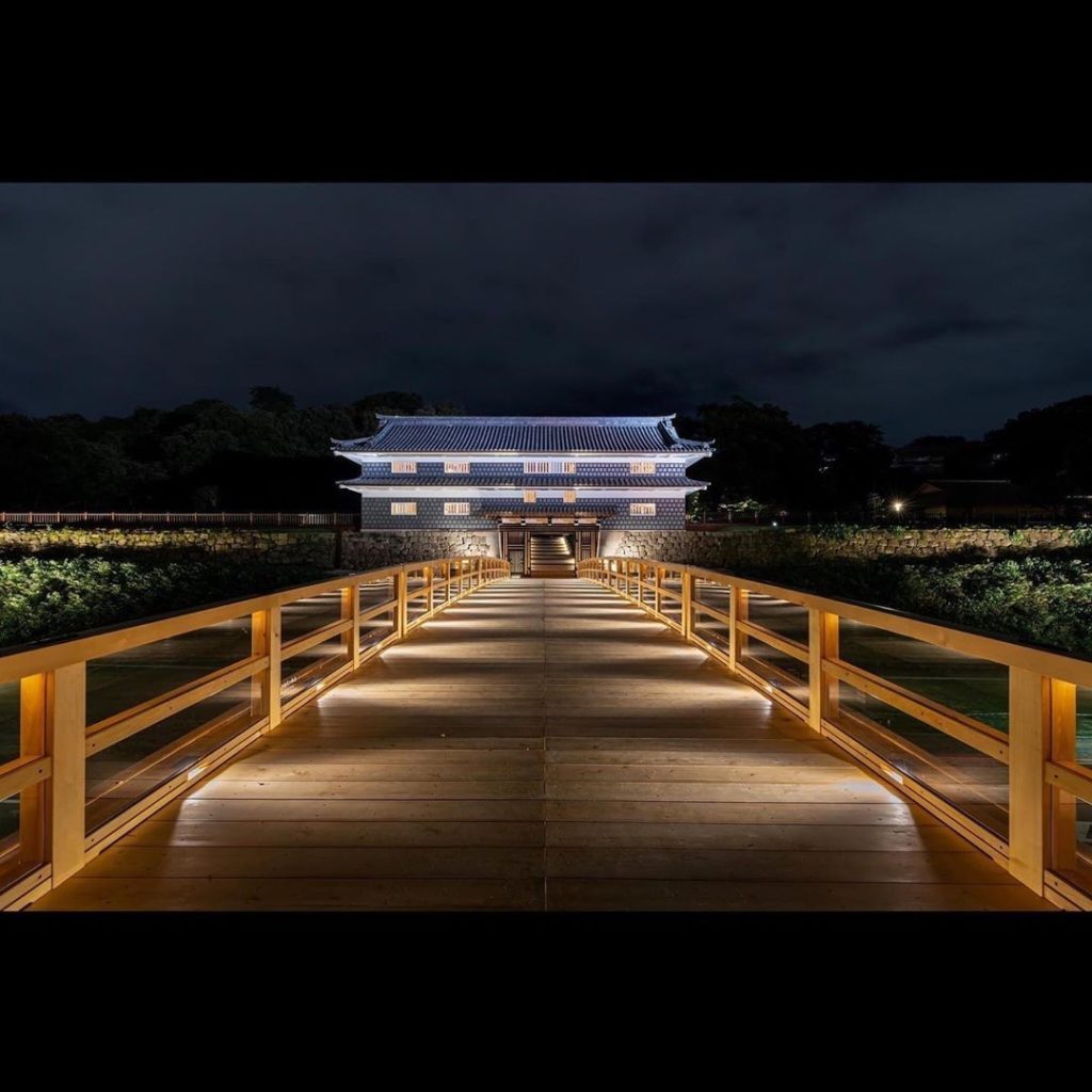 Visit Japan: Check out this beautiful bridge leading to Nezumita-mon Gate! Located on the wes… Check out this beautiful bridge leading to Nezumita-mon Gate! Located on the wes...