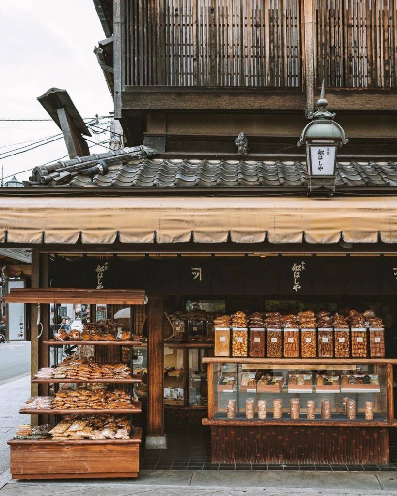 We loved this shot from @sliceofpai - this store in Kyoto sells senbei, or rice ...