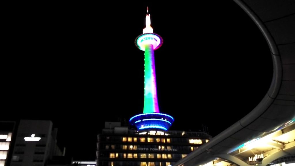 Éclairage vert de la tour de Kyoto