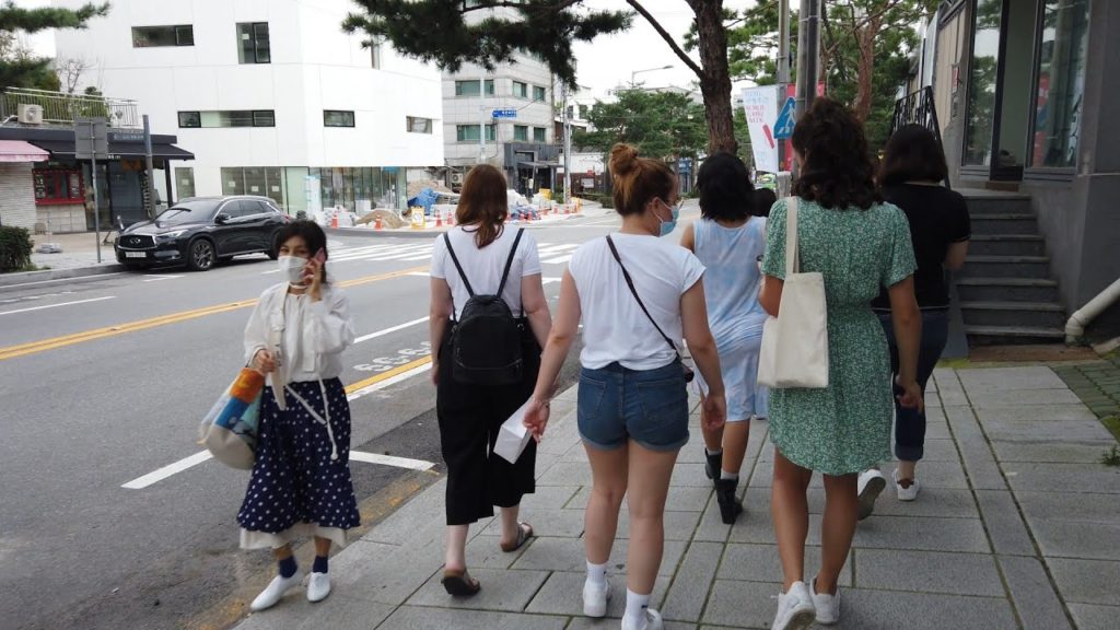 북촌로 – Walking on Bukchon-ro, Seoul, Korea 북촌로 - Walking on Bukchon-ro, Seoul, Korea