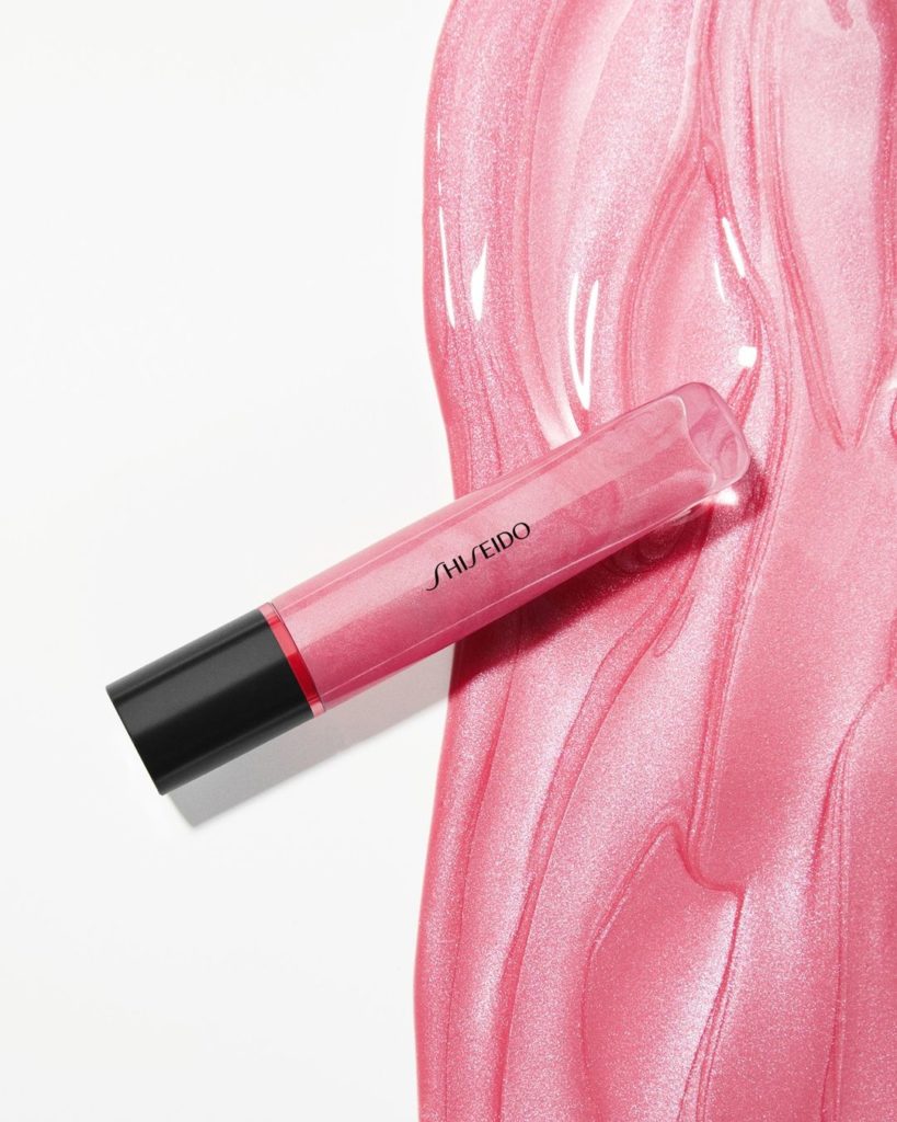 Experience sublime shine. Shimmer GelGloss in Bara Pink wrap lips in weightless,...
