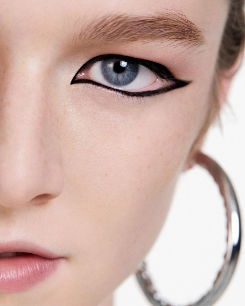 Face the day fearlessly with a feline flick and flawless skin. @hunterschafer we...