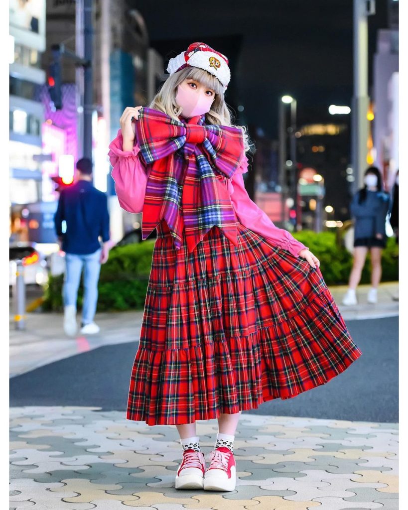 Maimai (@maimai081107) on the street in Harajuku wearing a giant bow muffler by ...