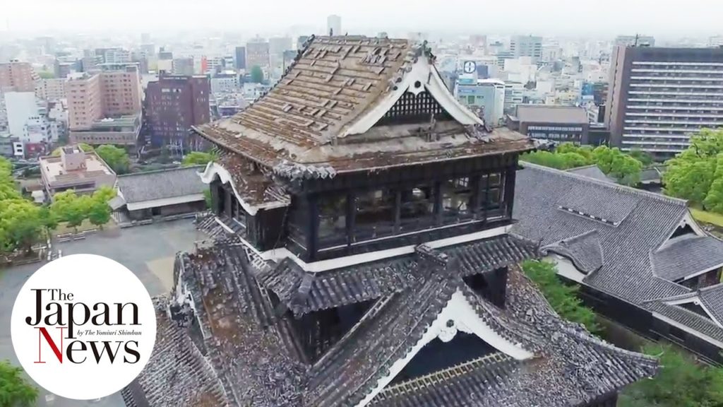 A drone films the damaged Kumamoto Castle - The Japan News