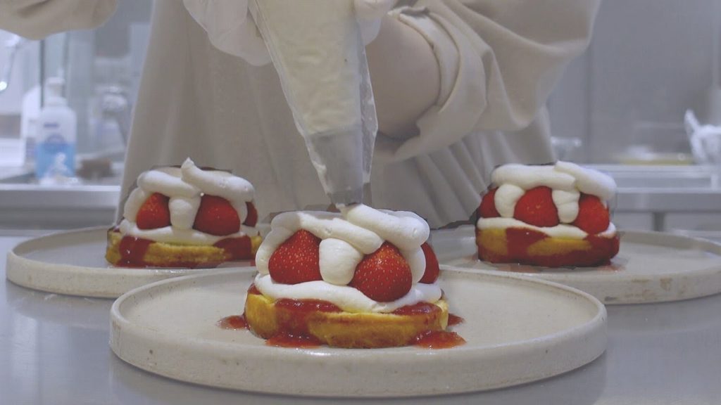 Japanese Street Food – Donuts Melt Strawberry Cream Cake sweets Kyoto Japan Japanese Street Food - Donuts Melt Strawberry Cream Cake sweets Kyoto Japan