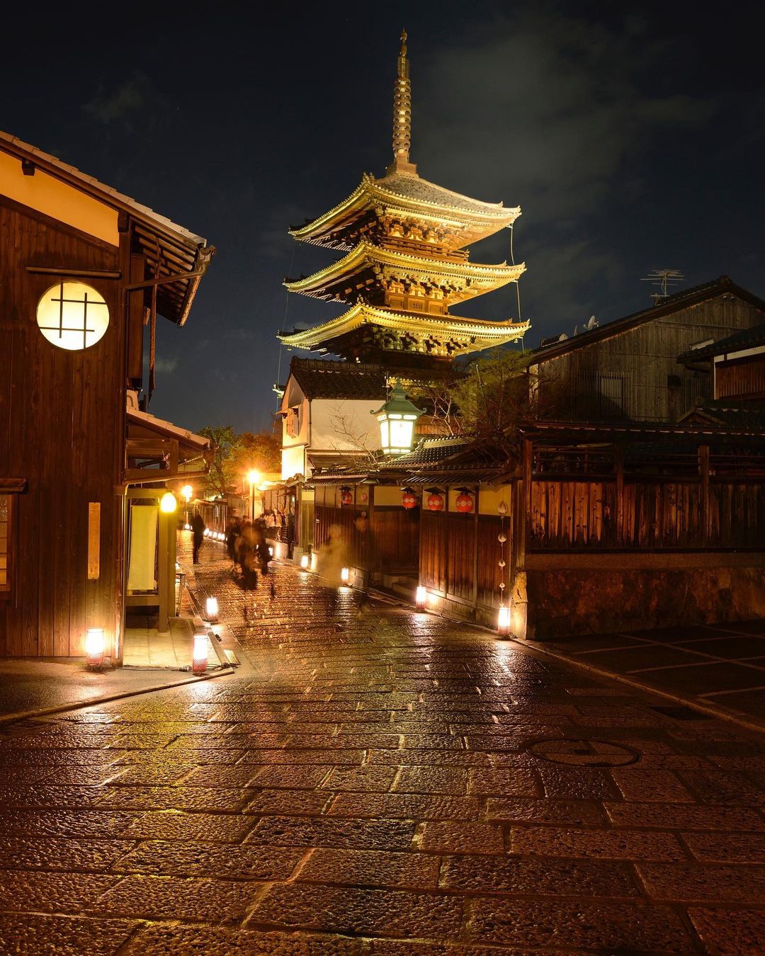 Visit Japan: Every March, during Kyoto Higashiyama Hanatouro, buildings ...
