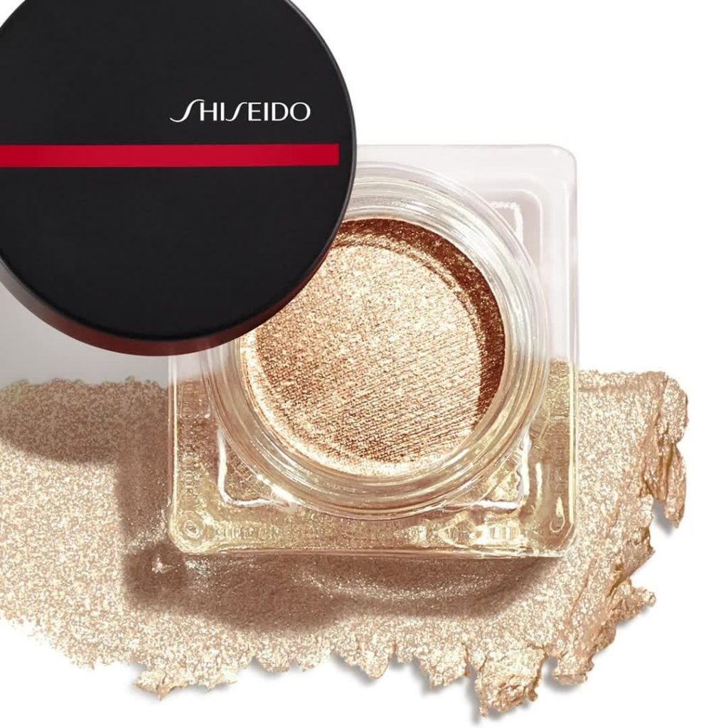 Instantly transform and illuminate. Free of chalky pigment, Aura Dew blends seam...