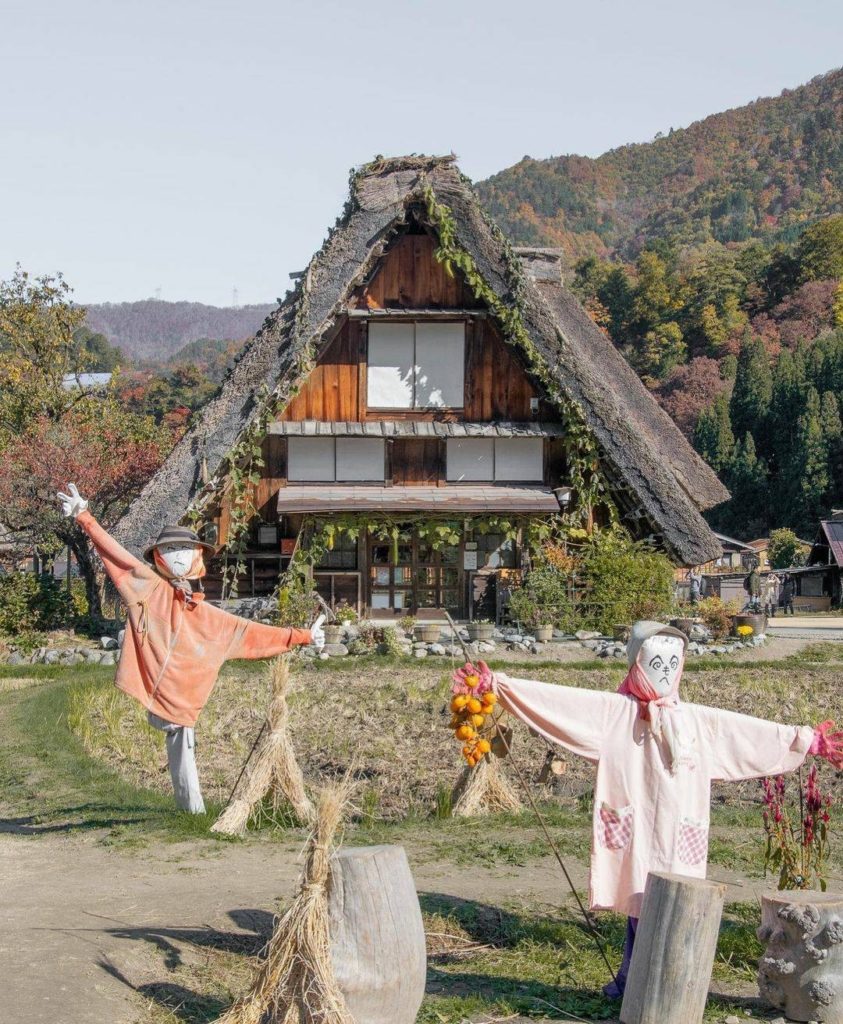 Love these creative scarecrows at Shirakawago! Upcycling at its finest! 
: @mano...