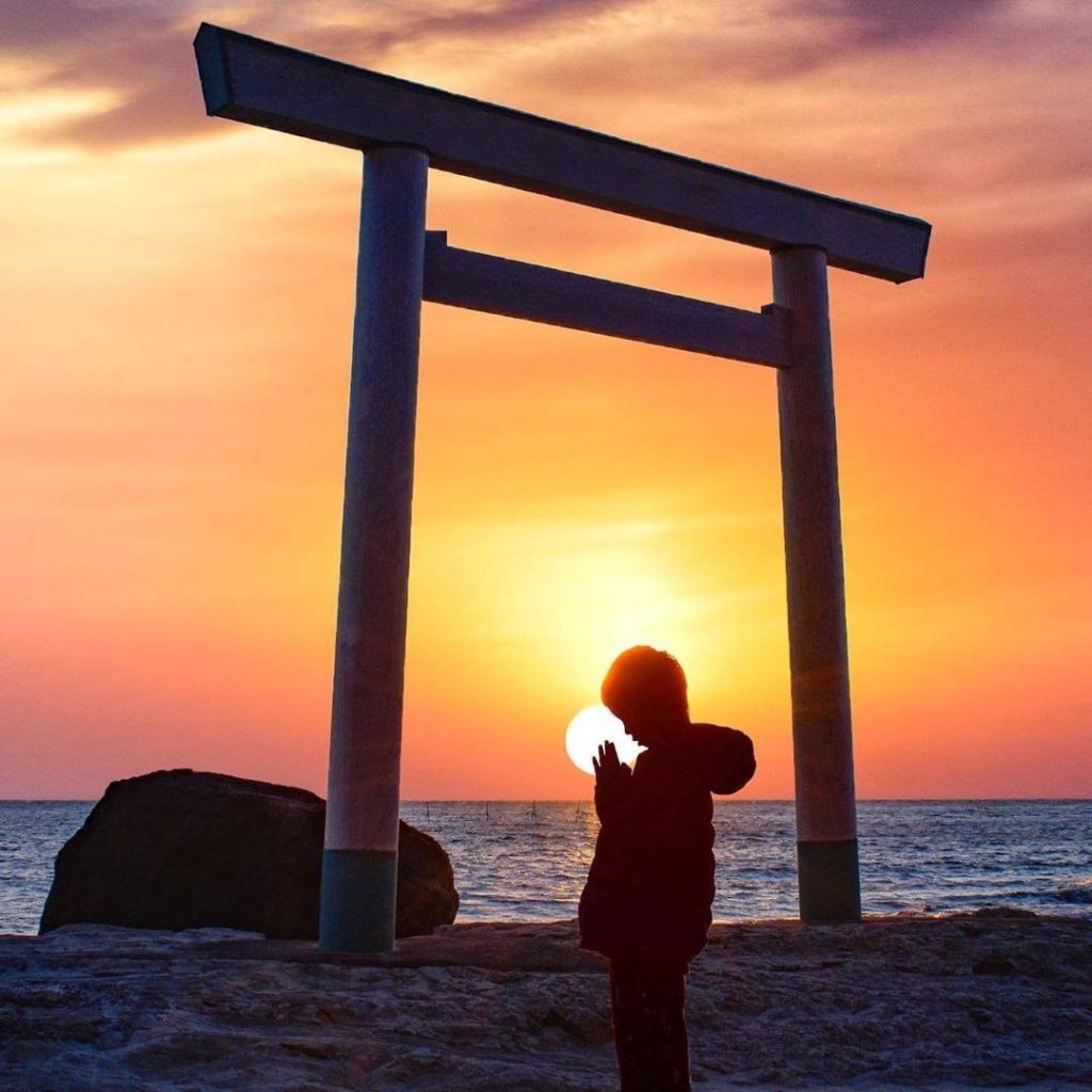 What a perfectly timed shot!  The legend at Tsubute-ura in Aichi Prefecture is t...