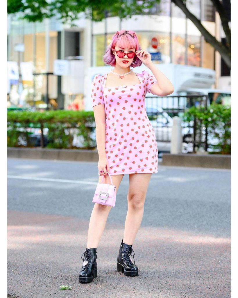 20-year-old Japanese student Harupika (@haru____pika) on the street in Harajuku ...