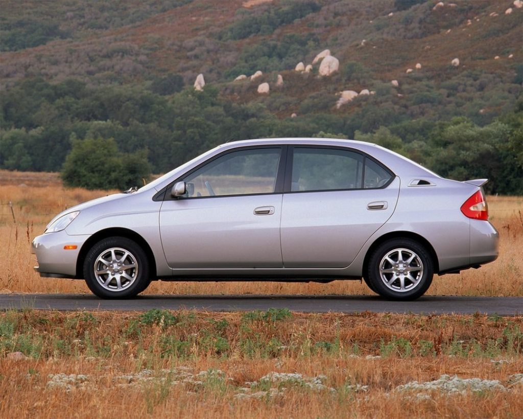 The original, original. Here's to 𝟮𝟬 𝙮𝙚𝙖𝙧𝙨 as the hybrid OG! #TBT 2001 #Prius #L...
