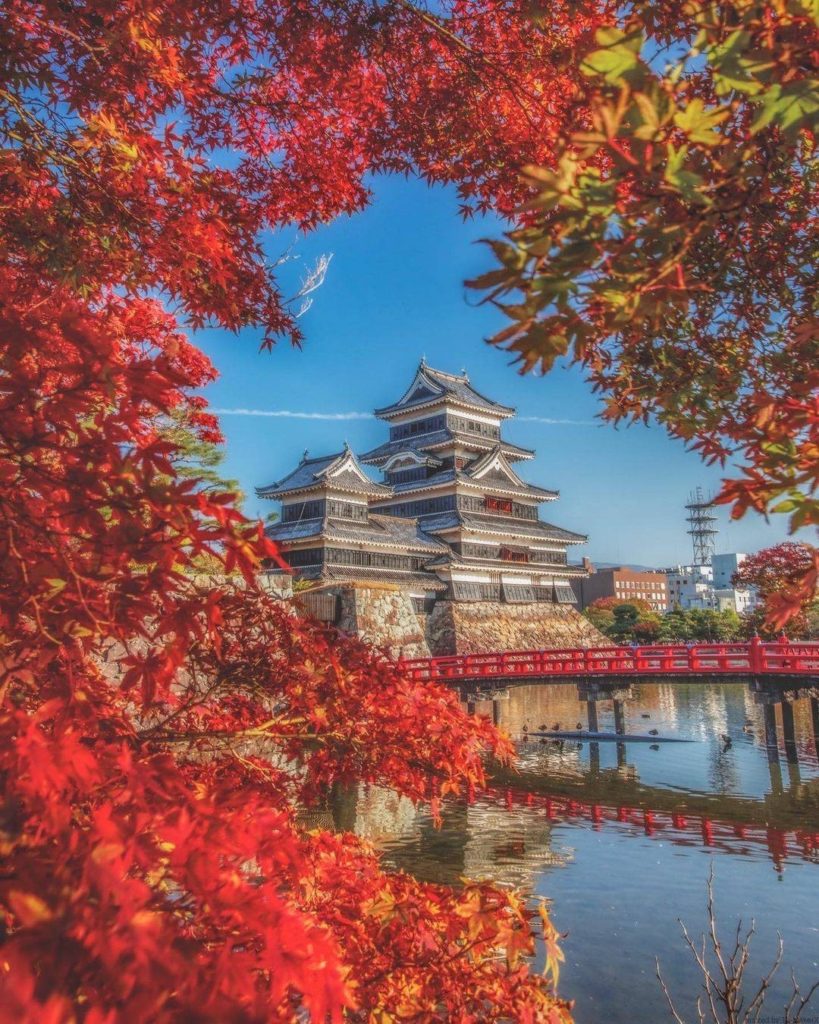 Matsumoto Castle in Nagano often gets the nickname of the "crow castle" based on...