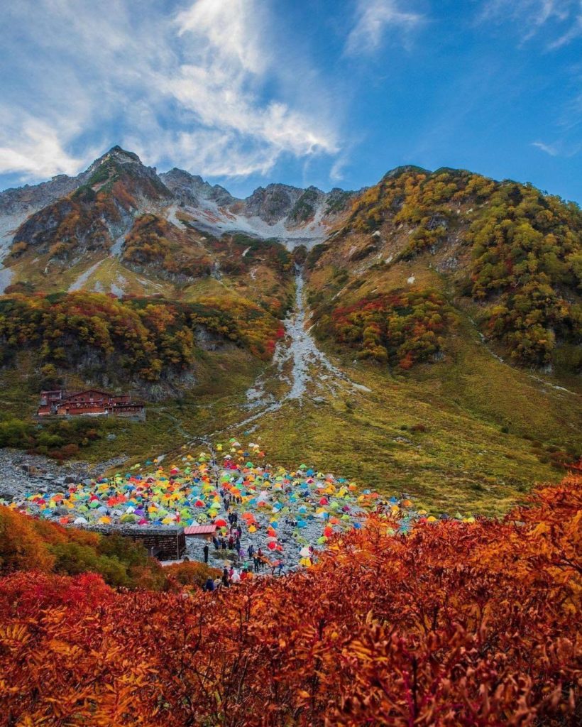 Visit Japan: Those colorful speckles you see are none other than tents! Karasawa Cirque in N… Those colorful speckles you see are none other than tents! Karasawa Cirque in N...