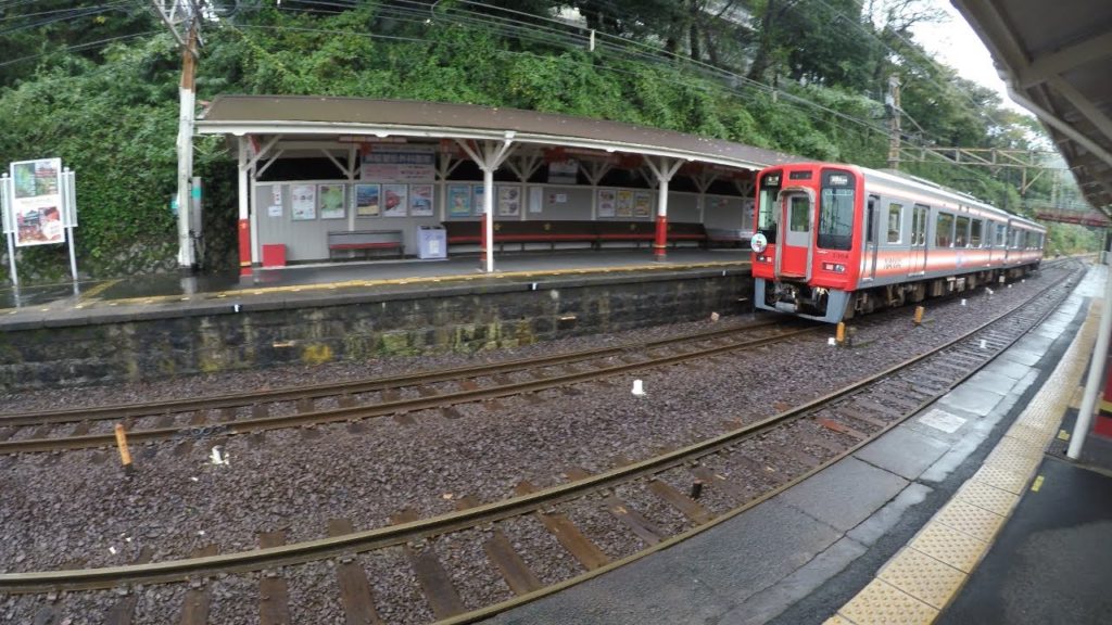 学文路(かむろ)駅を出発する南海電車 学文路(かむろ)駅を出発する南海電車