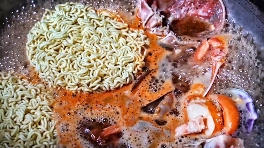 Seafood ramen made from the sea in front of the store / Octopus ramen / 해물라면, 문어라면 / Korean ramen