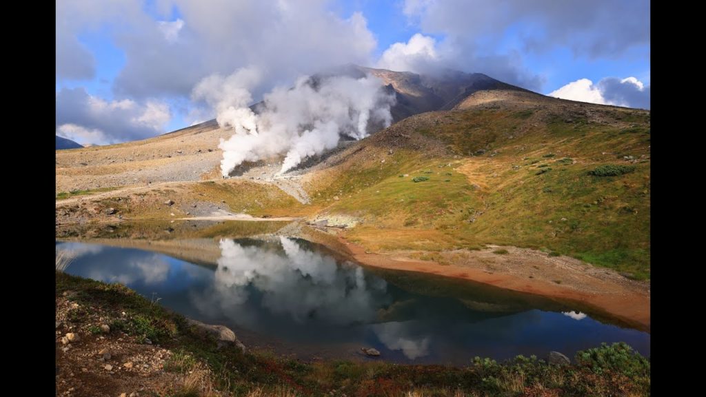 JG☆☆☆☆☆8K HDR 北海道 大雪山旭岳 日本一早い紅葉と噴煙の鏡面水景 Hokkaido,Daisetuzan Asahidake ,Earliest Red Leaves in Japan