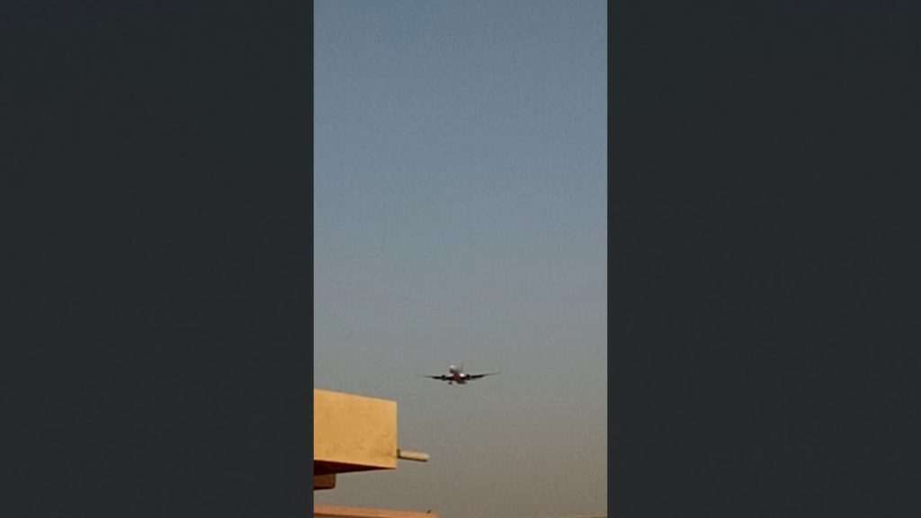 Aircraft spotting  Boeing 737  plane shortclip