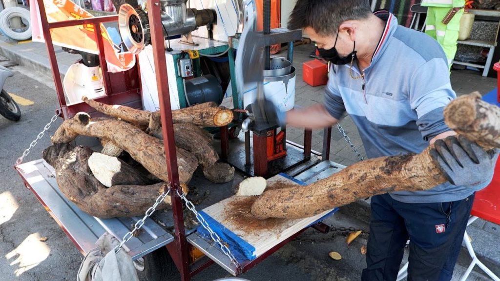 Making Arrowroot Juice - 생칡즙 만드는 과정 - Korean Street Food