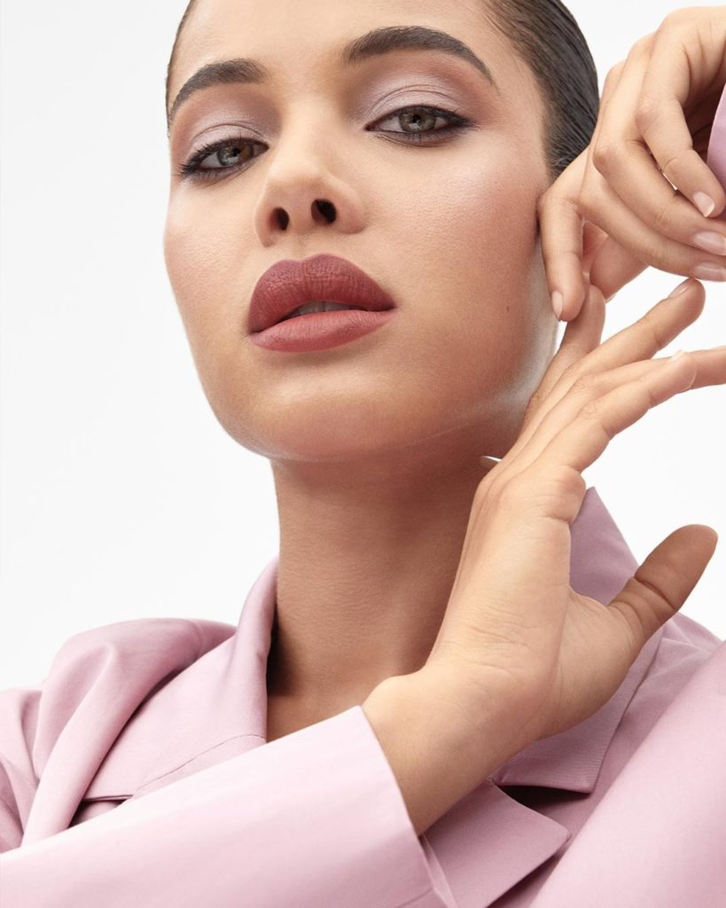SHISEIDO: Make it matte and monochromatic. Our SHISEIDO muse wears Synchro Skin Self-Refre… Make it matte and monochromatic. Our SHISEIDO muse wears Synchro Skin Self-Refre...