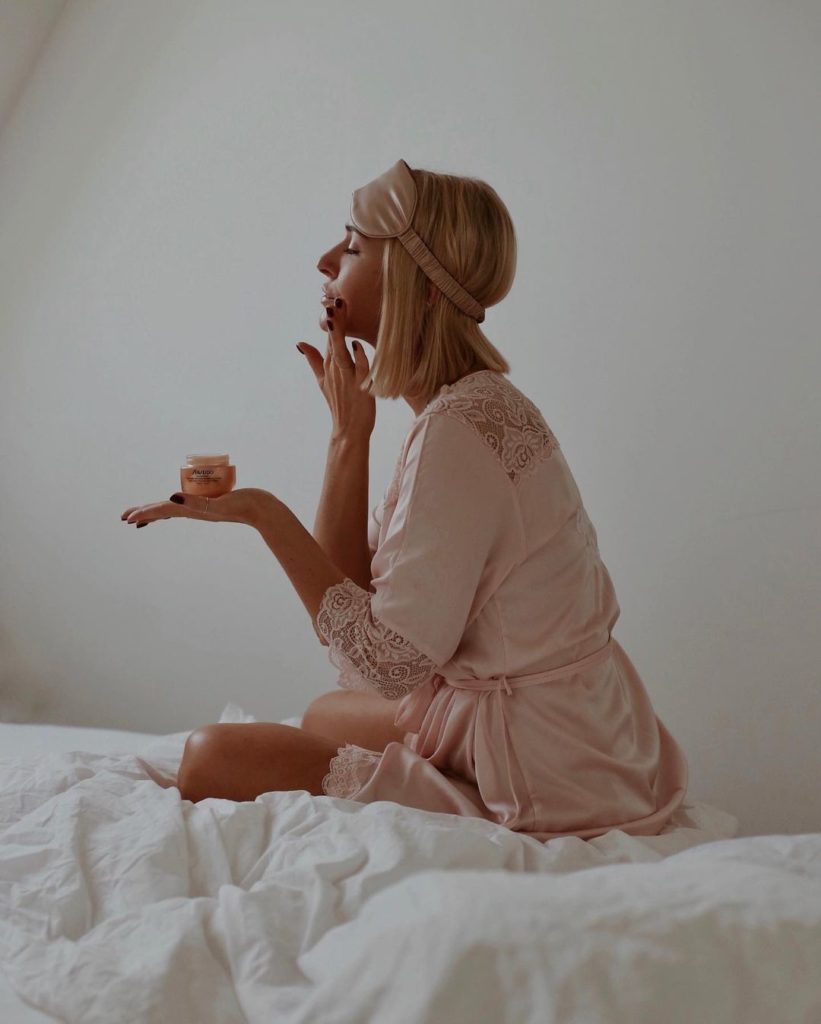 What's @julietta_mademoiselle's skincare routine at night?

"Let‘s talk about ...