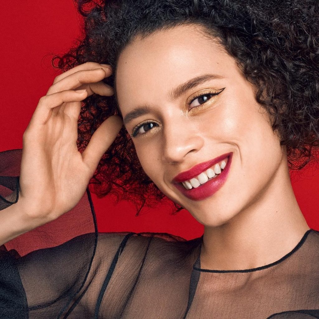 Minimalism meets maximalism. Our SHISEIDO muse pairs micro-winged liner with a m...