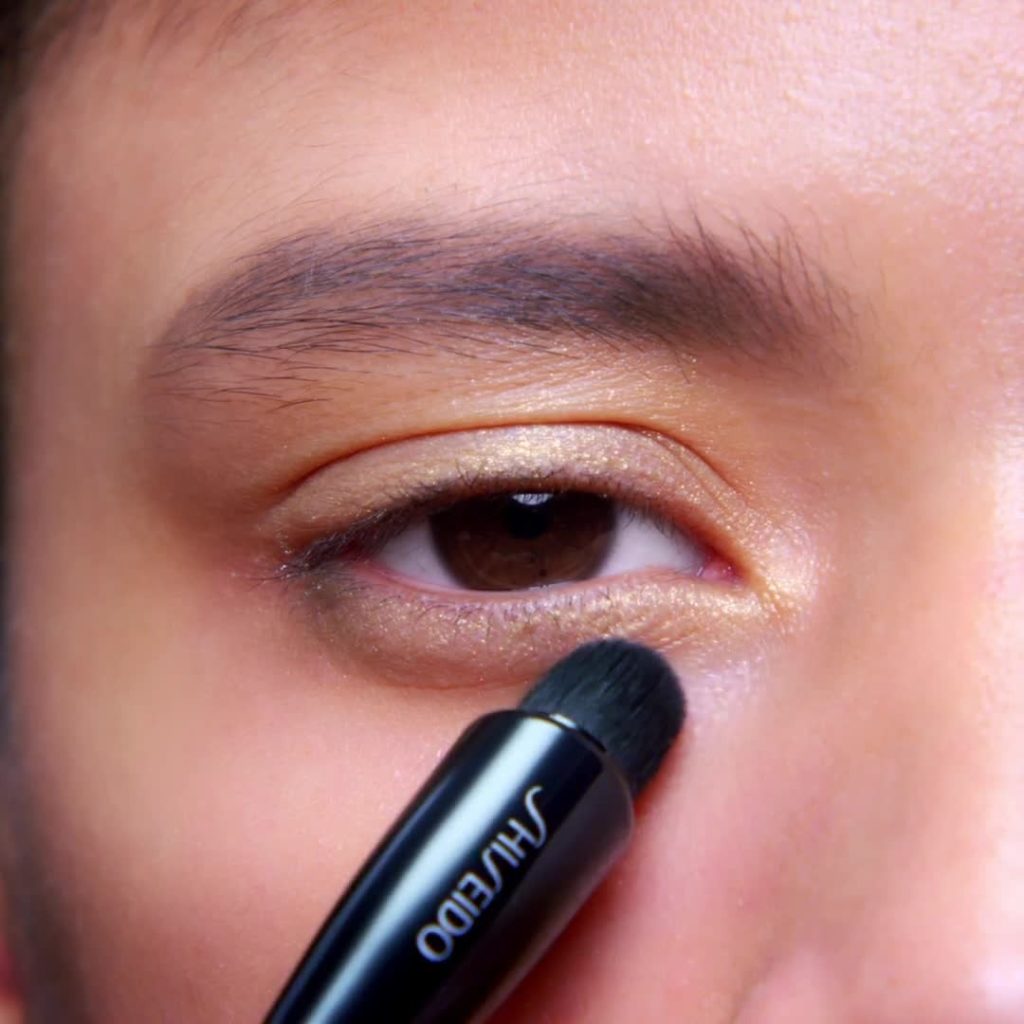 Give eyes the ultimate gilt trip. Recreate this festive look by blending Kajal I...