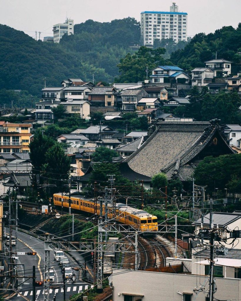 Daily life on the streets of Onomichi 
: @yanasnap
-----⁣⠀
Onomichi, #Hiroshima
...