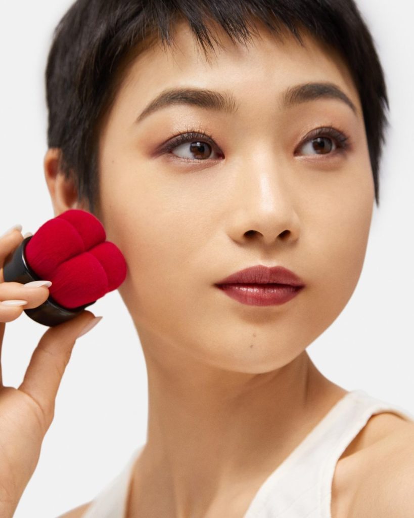 SHISEIDO: Inspired by a camellia flower, the HANATSUBAKI HAKE Polishing Face Brush contour… Inspired by a camellia flower, the HANATSUBAKI HAKE Polishing Face Brush contour...