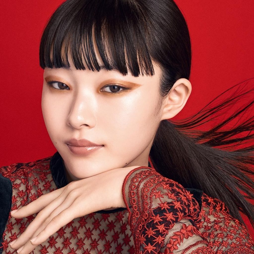 Make spirits bright with a nude lip that lets metallic lids really shine. Our SH...