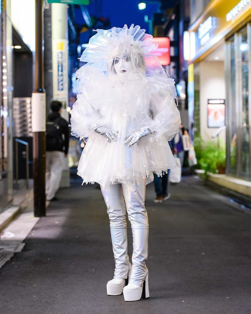 Japanese shironuri artist Minori (@minori00mon), whose birthday is today, Christ...