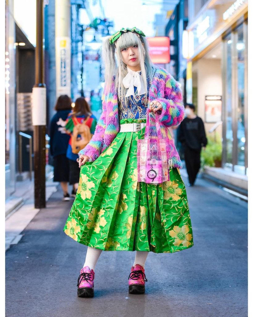 Spinns clothing shop staffer @Bakimero on the street in Harajuku wearing a ACDC ...