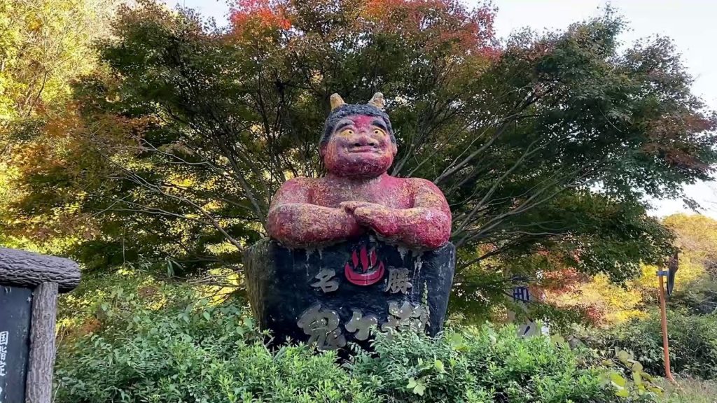 岡山県の、隠れ紅葉スポット 「桃太郎伝説」赤鬼さんもお出迎え中です。#岡山観光#ドローン#GOTO