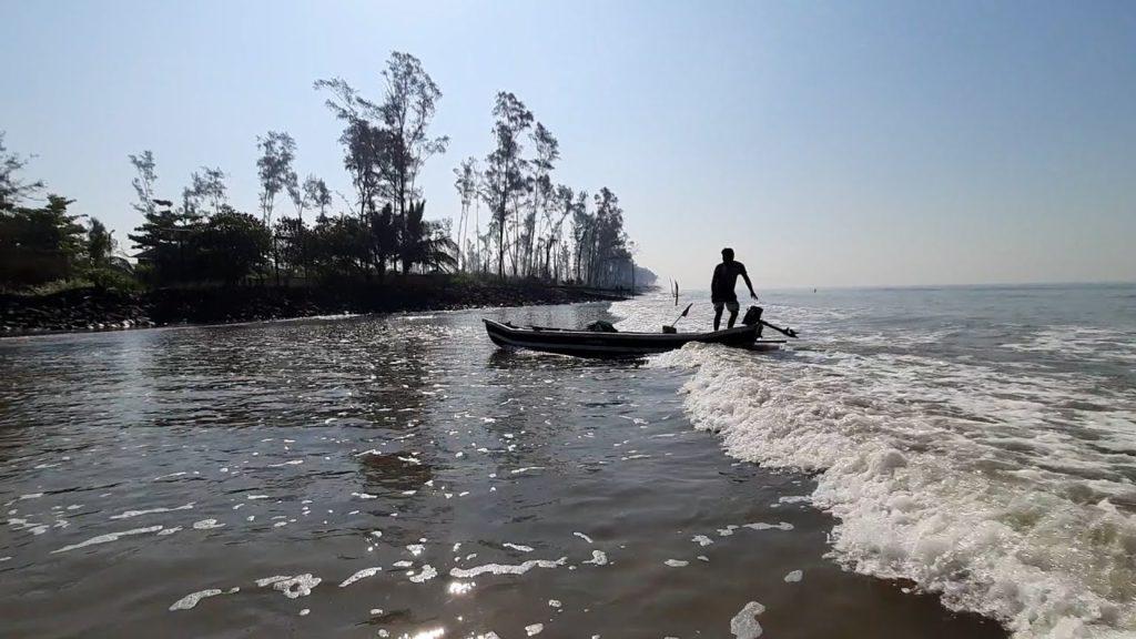 Live Prawns & Fish From Fishing Boat Fun on Beach | Nagaon - Alibag - M2M Ferry | Travel Video | EP2