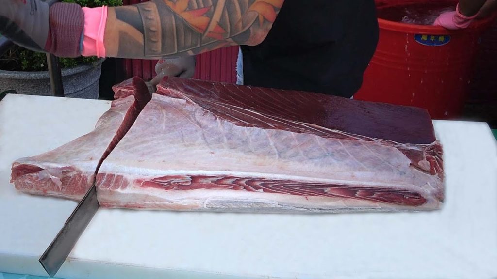 Giant Bluefin Tuna Cutting Show for Sashimi – Taiwanses street food Giant Bluefin Tuna Cutting Show for Sashimi - Taiwanses street food