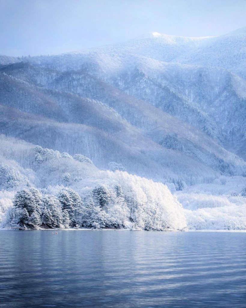 Look at this incredible view covered with snow! Lake Hibara in Fukushima Prefect...