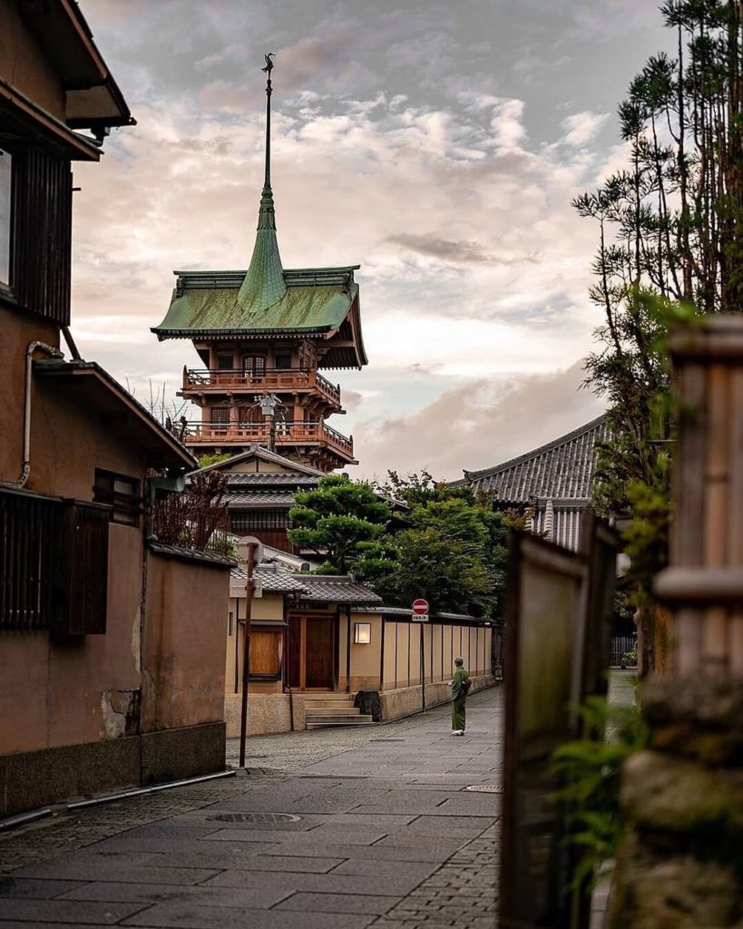 Visit Japan: This is the Daiunin Gionkaku tower and if you’ve visited Kyoto before, it’s prob… This is the Daiunin Gionkaku tower and if you’ve visited Kyoto before, it’s prob...