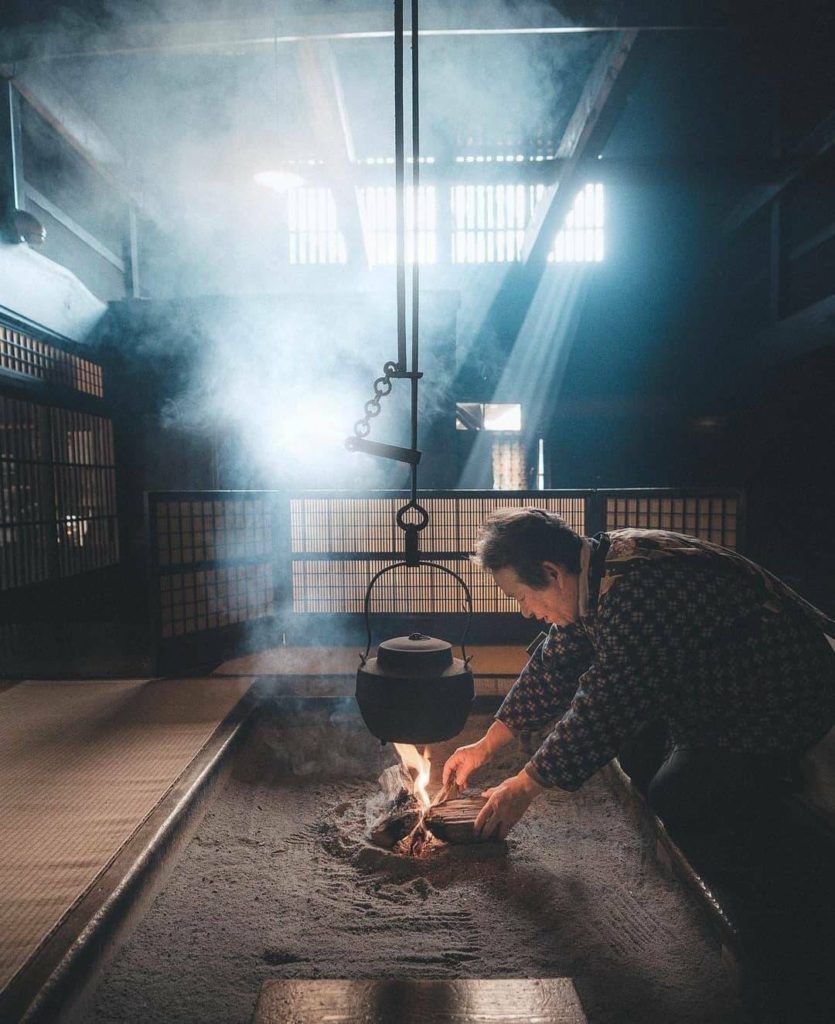 Light and heat 
: @pat_kay
-----⁣⠀
Tsumago-juku, #Nagano
.⁣⠀
.⁣⠀
.⁣⠀
.⁣
#JapanTr...