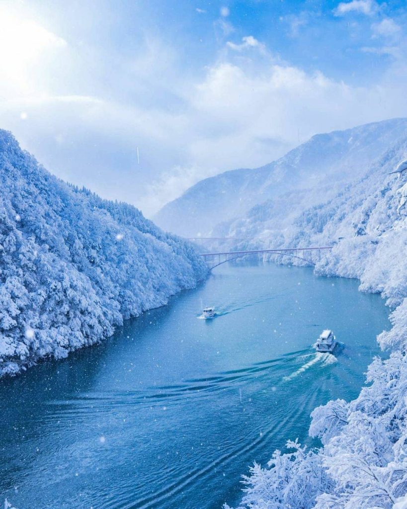 Toyama's Shogawa Gorge is one of those places that looks gorgeous year-round, bu...