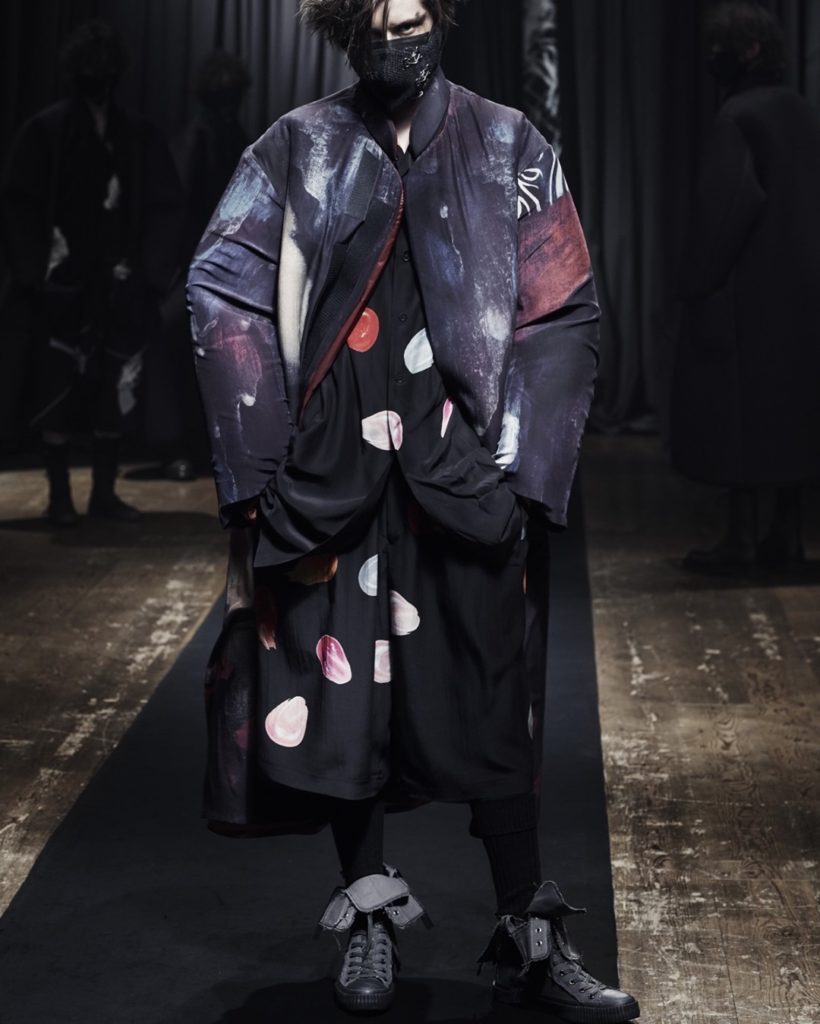 Discover the new Yohji Yamamoto POUR HOMME Autumn/Winter 2021-22 Collection 

Ph...