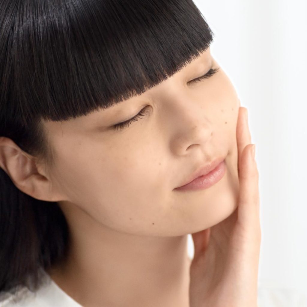 What does healthy skin mean to you? Let us know in the comments. ⁣
⁣
#ALIVEwithB...