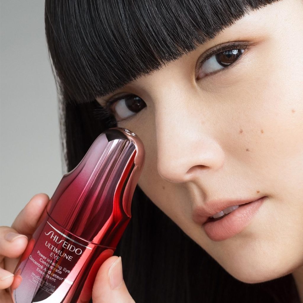 @akimoto_kozue with her favorite eye serum. Ultimune Eye Power Infusing Eye Conc...