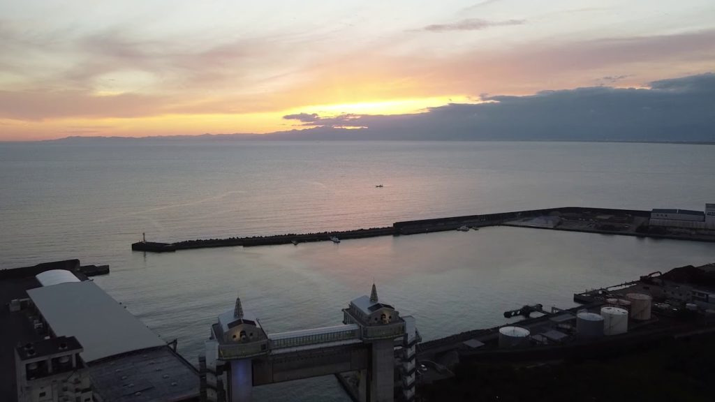 夜の沼津港びゅうお（青）【ドローン動画】