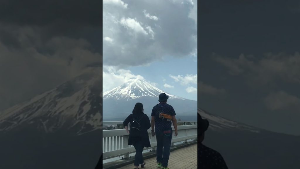 Mount Fuji - The tallest mountain in Japan හිමෙන් වැසී ගිය ෆුජි ගිනිකන්ද #Shorts