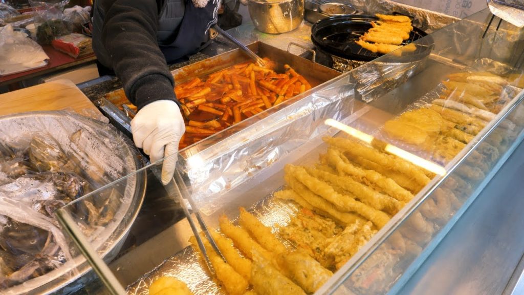 카레와 후추가 들어간 매콤달콤 떡볶이 튀김, 추운날씨 포장마차 분식, 순대, 어묵 / Tteokbokki, Fries, Sundae - Korean Street Food