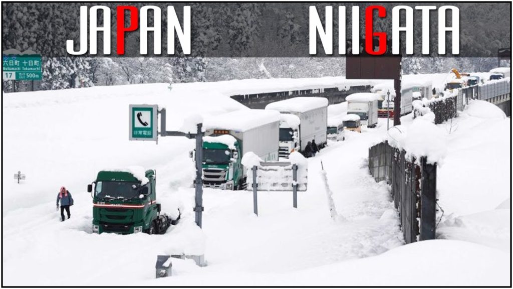 Heavy Snowfall Blankets Japan's Niigata Prefecture - January 4, 2021 新潟 雪が降る