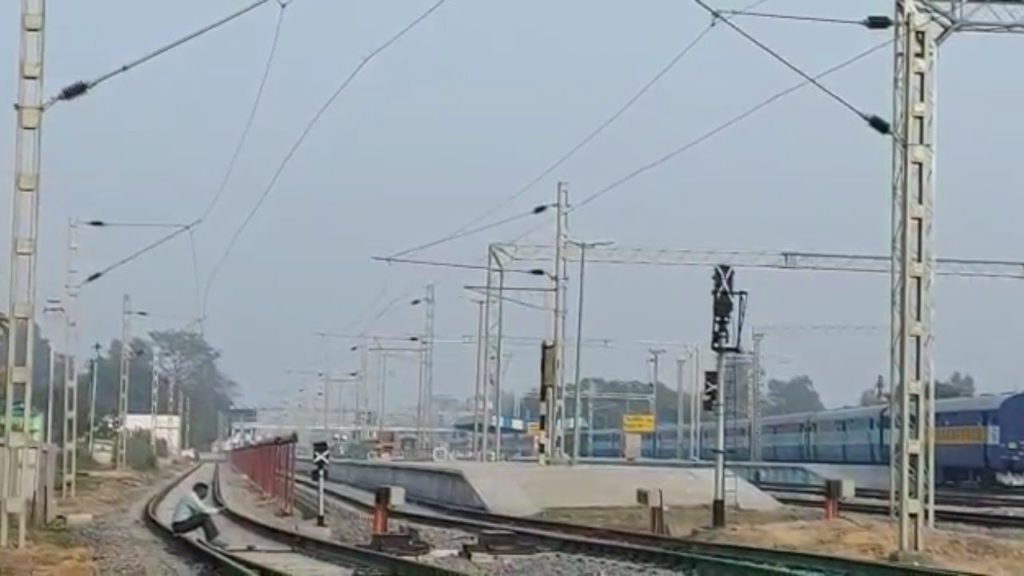 Big News - Wiring Begins At Pilibhit Jn - बड़ी खबर, पीलीभीत जं पर तार लगाने का कार्य शुरू हुआ