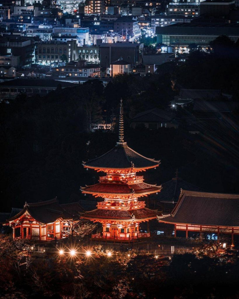Kyoto after dark 
: @aoi_travelgraphy
-----⁣⠀
Kyoto, #Japan
.⁣⠀
.⁣⠀
.⁣⠀
.⁣
#Ja...