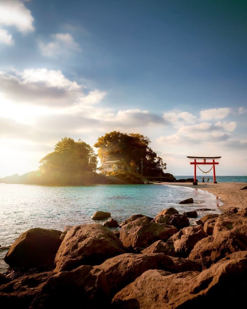 Visit Japan: At any time of year, Arahira Shrine looks idyllic! The sand path to this pictur… At any time of year, Arahira Shrine looks idyllic! The sand path to this pictur...